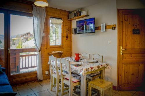 T2 Meublé Tourisme 3 étoiles TOUT CONFORT au pied des pistes-ménage inclus-parking privé avec superbe vue