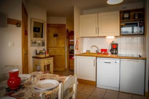 T2 Meublé Tourisme 3 étoiles TOUT CONFORT au pied des pistes-ménage inclus-parking privé avec superbe vue