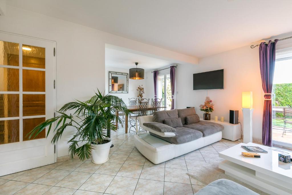 T2 NEUF CENTRE VILLAGE COLLOBRIERES