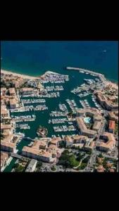 T2,Port, mer, piscine, climatisation,parking, WIFI