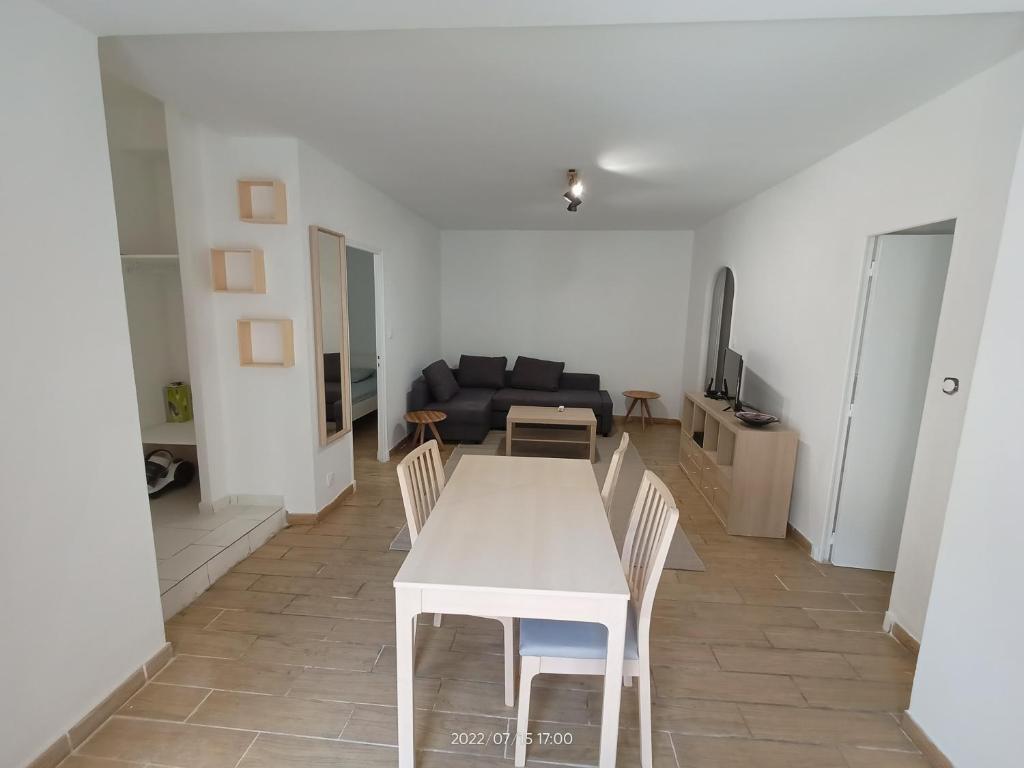 Appartement T2 rénové en RDC avec cour, Intra Muros Avignon Place des Corps Saints 84000 Avignon