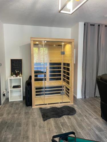 T2 rénové, jaccuzi, sauna, sièges massants, jardin, parking, métro