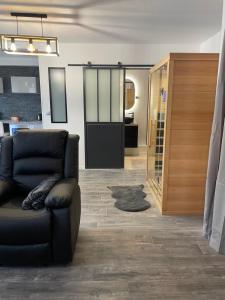 T2 rénové, jaccuzi, sauna, sièges massants, jardin, parking, métro