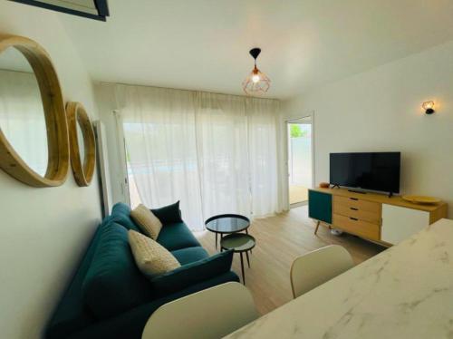 T2 terrace on the ground floor-pool-golf-park