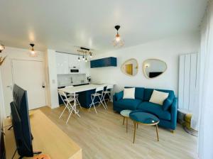 T2 terrace on the ground floor-pool-golf-park
