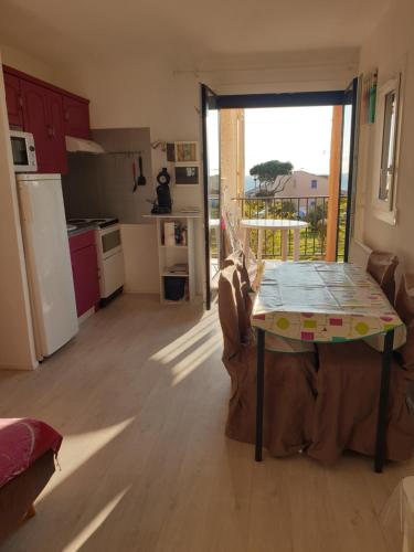 T2 - terrasse vue mer - à 500m de la plage - parking privé - arrivée autonome