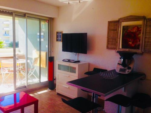 T2 vue mer, plage a 50m, avec garage privé.