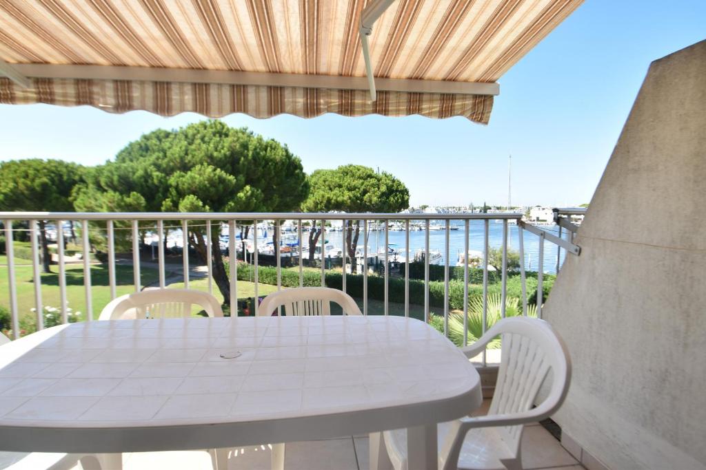 Appartement T2 vue port 5 couchages santa maria route des marines, B4, 2 30240 Le Grau-du-Roi