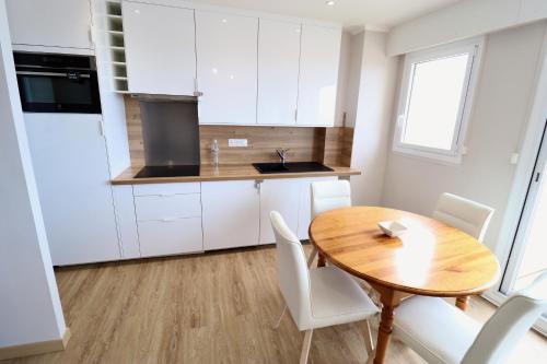 T3, 2 chambres vue mer avec balcon proche centre.