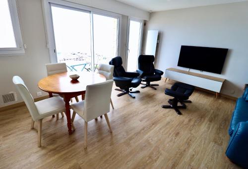 T3, 2 chambres vue mer avec balcon proche centre.