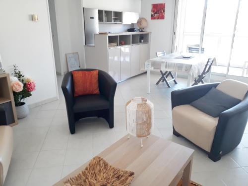 T3 75m2 neuf avec clim terrasse et box tout à pied ville port et plage