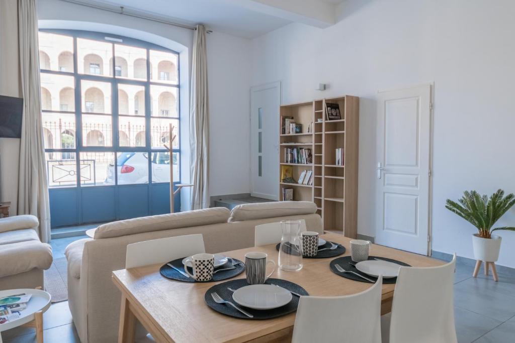 Appartement T3 Appartement HYPERCENTRE PROCHE COMMERCE- PARKING - 2 Chambres Wifi Gratuit 46 Rue des Lices 84000 Avignon