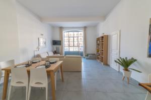 Appartement T3 Appartement HYPERCENTRE PROCHE COMMERCE- PARKING - 2 Chambres Wifi Gratuit 46 Rue des Lices 84000 Avignon Provence-Alpes-Côte d\'Azur