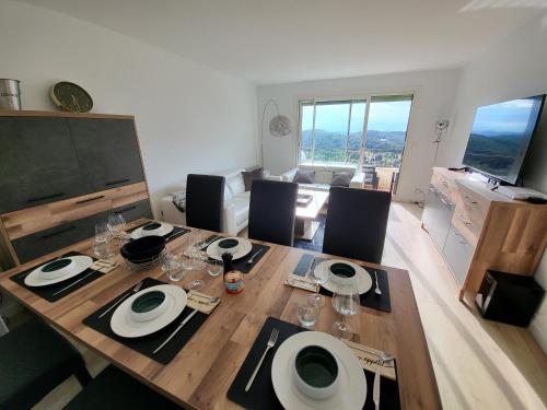 T3 avec magnifique vue montagne, 3 étoiles, piscine et parking, clim