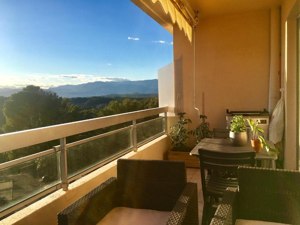 Appartement T3 avec piscine à 5min de Cannes Résidence Le panoramic 213 Voie Julia 06250 Mougins