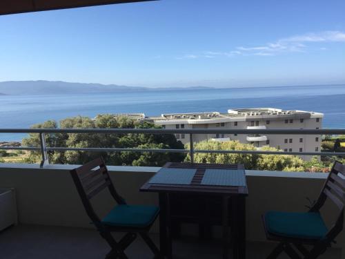 Appartement T3 classé 3 étoiles vue mer avec terrasse ,plage 2 minutes à pied Ajaccio france