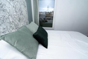 T3-EXCEPTIONNEL-2 terrasses-2 places de parking-spacieux-proche Paris