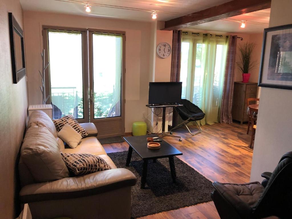 Appartement T3 LUC-LA-PRIMAUBE chez Monique 2 nuits minimum Calzins 12450 Luc