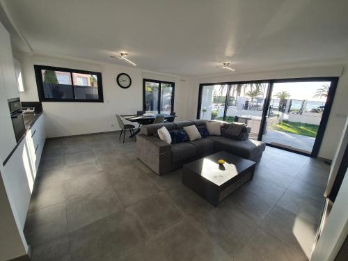 T3 NEUF AVEC JARDIN ET TERRASSE FACE À LA MER