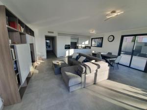 T3 NEUF AVEC JARDIN ET TERRASSE FACE À LA MER