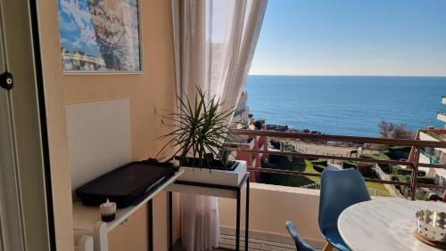 T3 refait à neuf vue exceptionnelle sur mer piscine et wifi