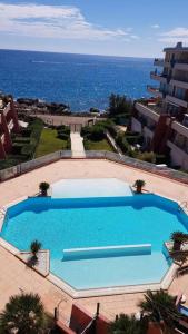 T3 refait à neuf vue exceptionnelle sur mer piscine et wifi