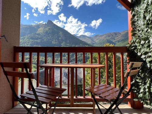 T3 rénové avec balcon, vue montagne et Parking.