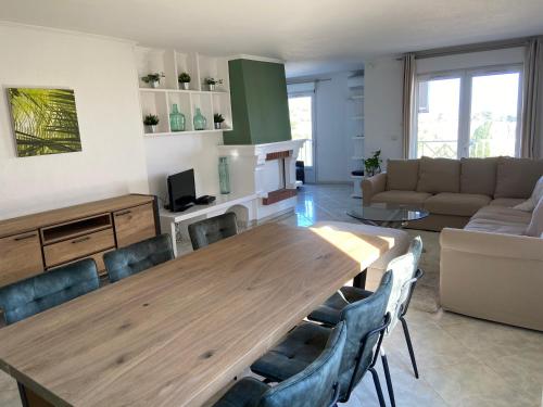 Appartement Appartement T4 très bien situé et climatisé Rue Jean Repetti, résidence fornole Bat D Etage 1 LʼÎle-Rousse