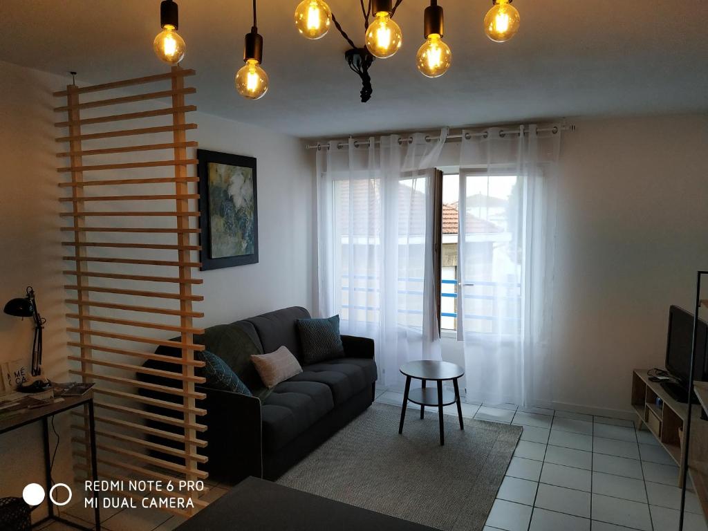 Appartement Talence, studio cosy 27 M2, Bordeaux 10 mn en tram 64 rue Émile Combes, Rés Le Mascaron Appt 6 1er étage 33400 Talence