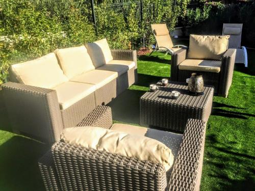 TARIF SEMAINE - 20 POUR CENT modérne T2 avec garage,jardin privé et piscine, à 400m du centre ville et des plages, WIFI