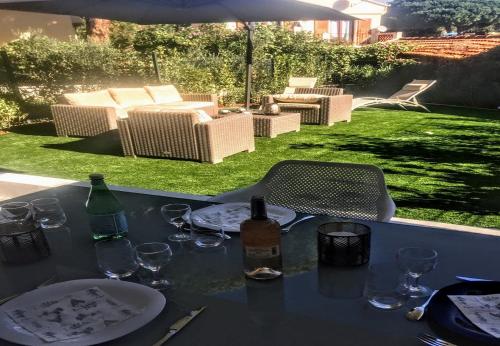 TARIF SEMAINE - 20 POUR CENT modérne T2 avec garage,jardin privé et piscine, à 400m du centre ville et des plages, WIFI