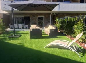 TARIF SEMAINE - 20 POUR CENT modérne T2 avec garage,jardin privé et piscine, à 400m du centre ville et des plages, WIFI