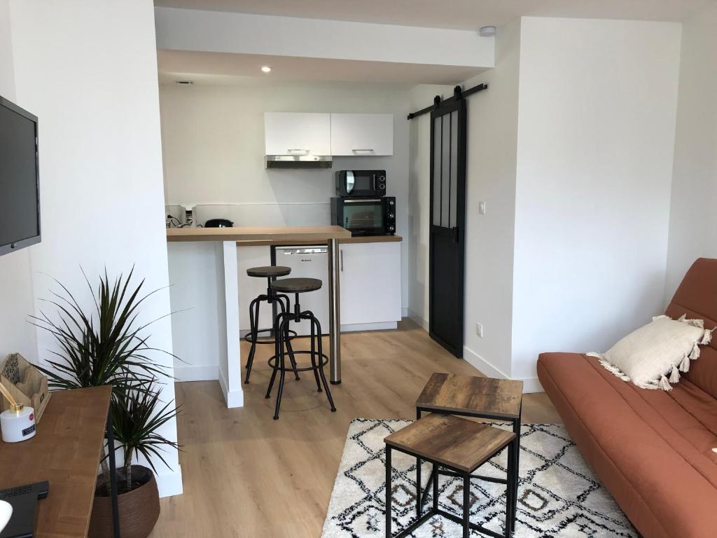 Appartement TERRA Studio cosy et calme proche de la gare, avec parking TV Wifi Appartement 2 12 Rue Guynemer 17000 La Rochelle