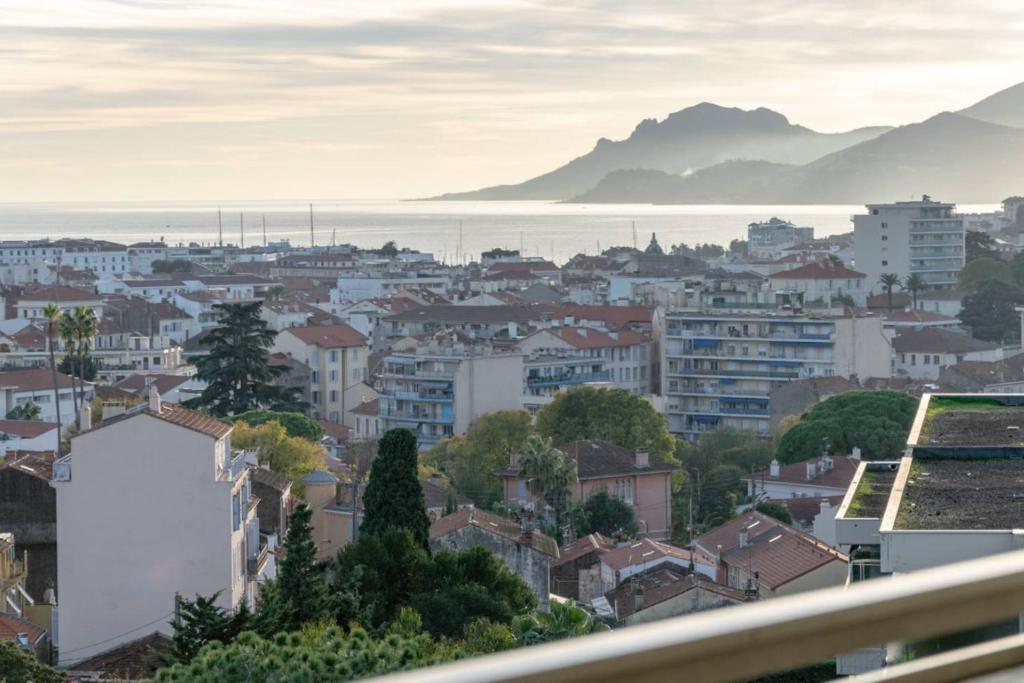 Terrace sea view swimming pool car park Cannes Center LIVE IN CANNES 18 AVENUE DU GRAND PIN RESIDENCE LE FLORIANA, 06400 Cannes