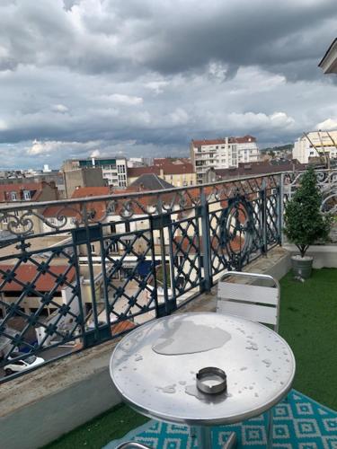 Appartement Appartement-Terrasse dans un ancien Palace Vichyssois coeur de ville 35 Rue Sainte-Cécile Vichy