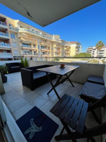 Terrasse proche de la plage RESIDENCE ANDRE MALRAUX, Bât A5A Marine les Pins 55 Avenue de Cannes, 06600 Antibes