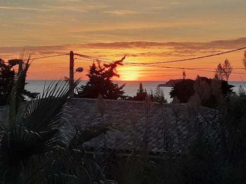 Appartement terrasse vue mer, plage gorguette à 1 minute à pied, wifi,clim, parking clos privatif Sanary-sur-Mer france