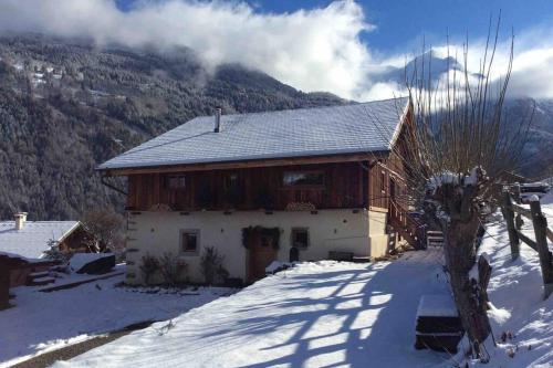 The Apartment Ski Chalet Mont Blanc with Hot Tub, views of Mont Blanc and just 5 minutes from the ski lift