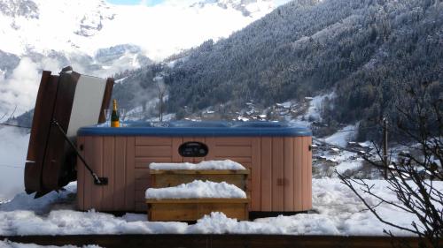 The Apartment Ski Chalet Mont Blanc with Hot Tub, views of Mont Blanc and just 5 minutes from the ski lift