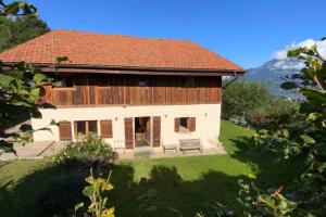 The Apartment Ski Chalet Mont Blanc with Hot Tub, views of Mont Blanc and just 5 minutes from the ski lift