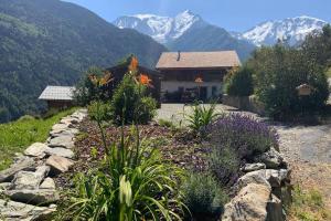 The Apartment Ski Chalet Mont Blanc with Hot Tub, views of Mont Blanc and just 5 minutes from the ski lift