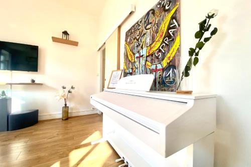 The Artiste -P2 with balcony in the city center