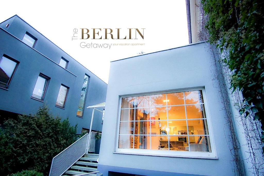 The Berlin Getaway / 80qm in Berlin's Historic Diplomatic Quarter 2 Pfeilstraße, 13156 Berlin