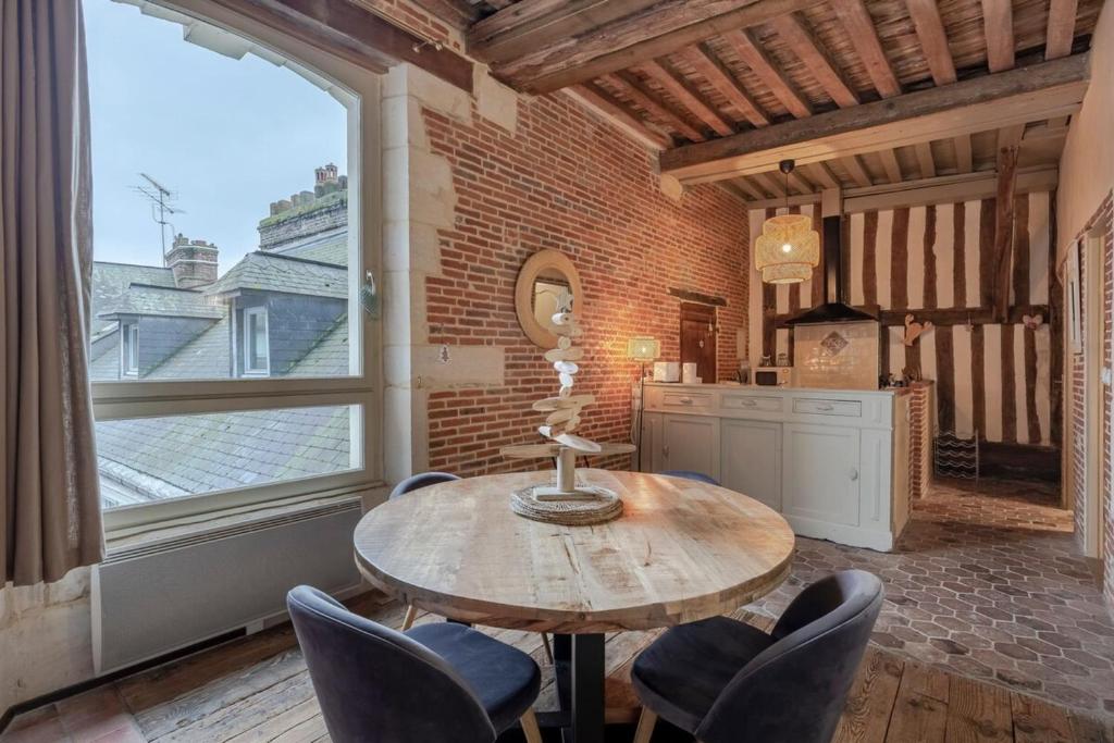 Appartement the charming wood - 2ch - 76m2 - full center town 4 Rue des Logettes 2eme etage - entrée par la place hamelin 14600 Honfleur