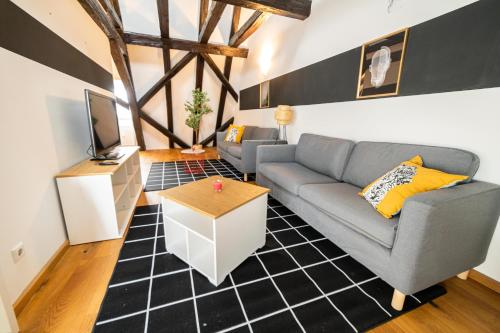 The FULL HOUSE Loft