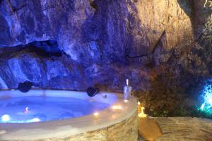 The Ginkgo Collioure : Amazing Private Jacuzzi built in Rock, 20m from the Beach, A/C, WiFi, Patio...