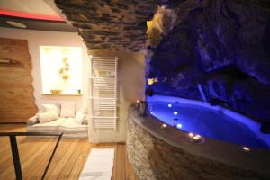 The Ginkgo Collioure : Amazing Private Jacuzzi built in Rock, 20m from the Beach, A/C, WiFi, Patio...
