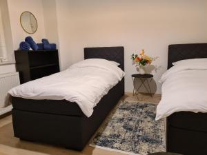 Theox Apartment No 6 Royal Blue für 4 Personen