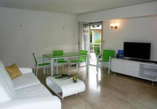 Three bedroom, two bathroom apartment in Cannes with large terrace - 880