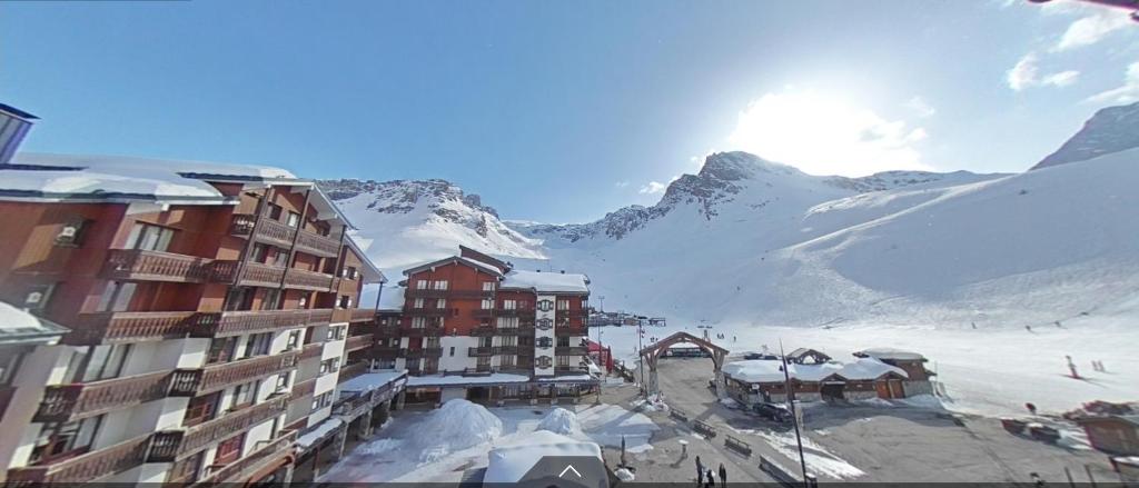 Tignes rond point des pistes vue panoramique au soleil 10 Avenue de la Grande Motte, 73320 Tignes